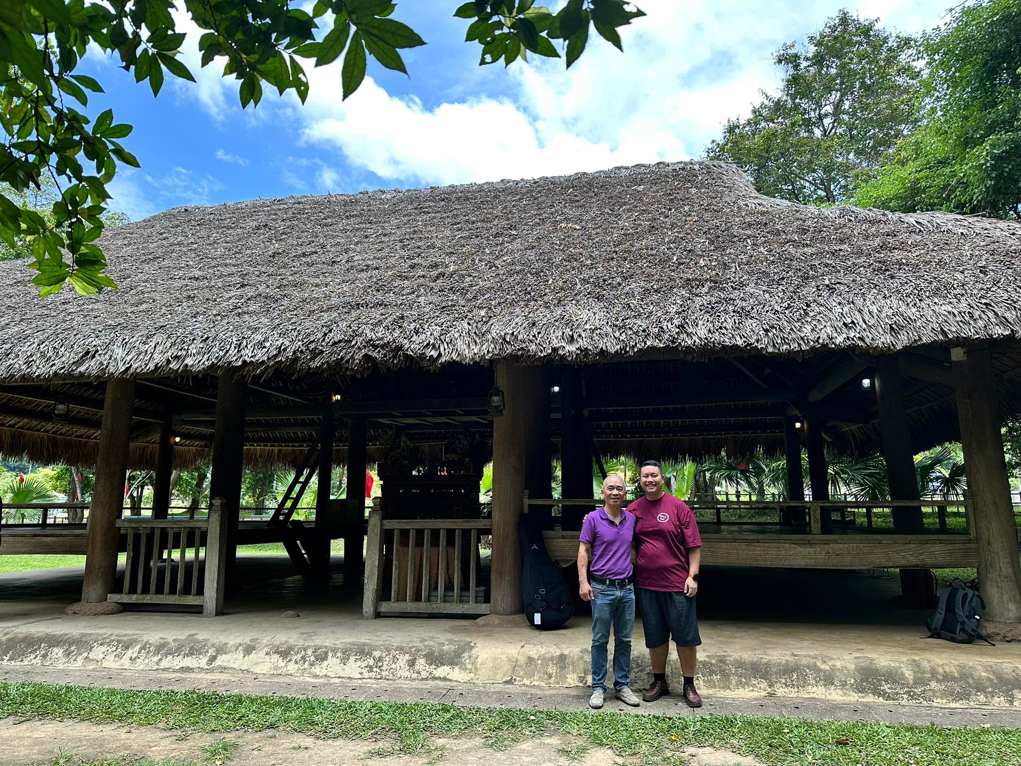 Cùng nhạc sỹ Trương Quý Hải tại đình Tân Trào