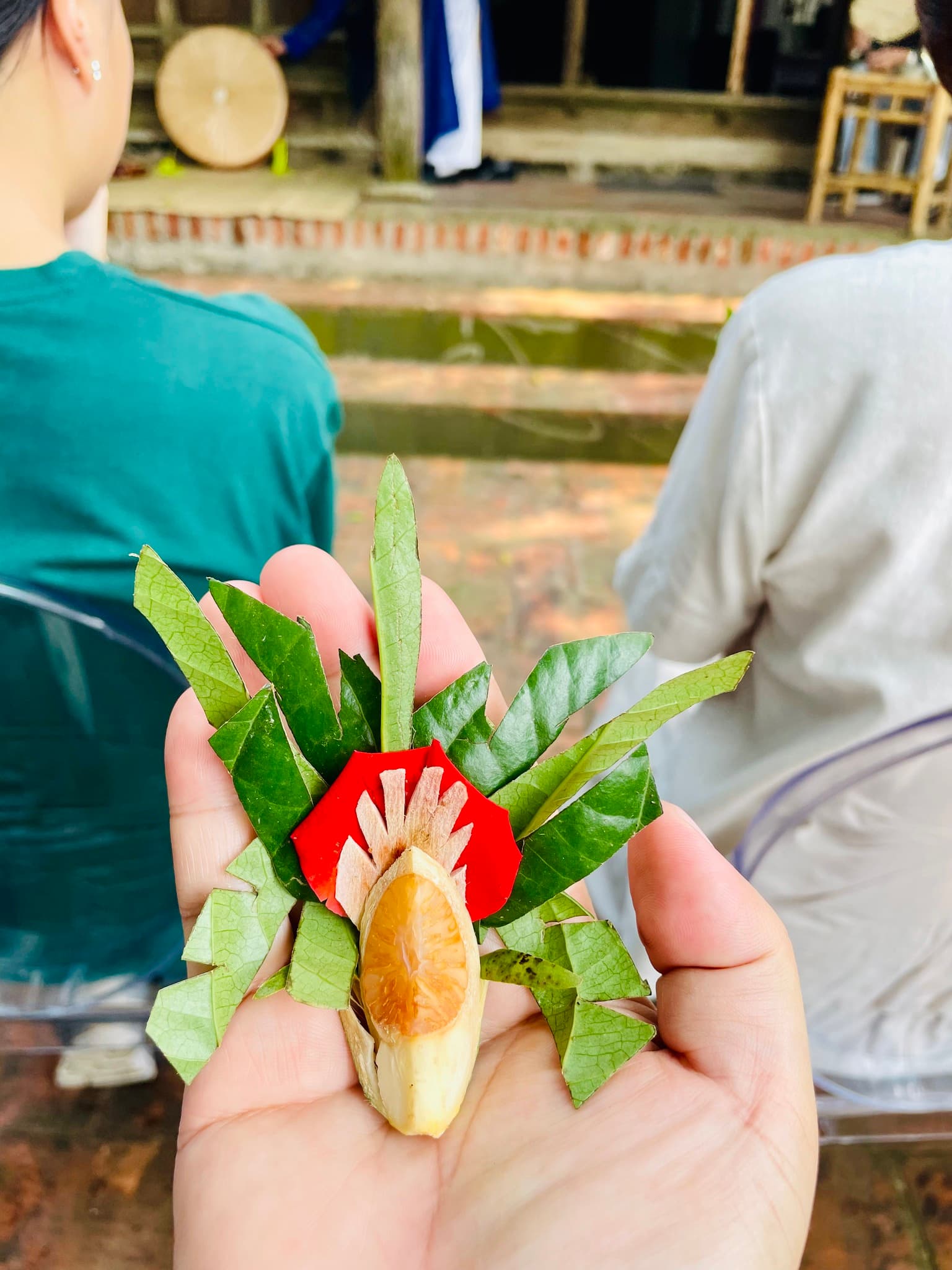 Miếng trầu do các liền anh liền chị Bắc Ninh đơm tại nhà nhạc sỹ Dương Thụ